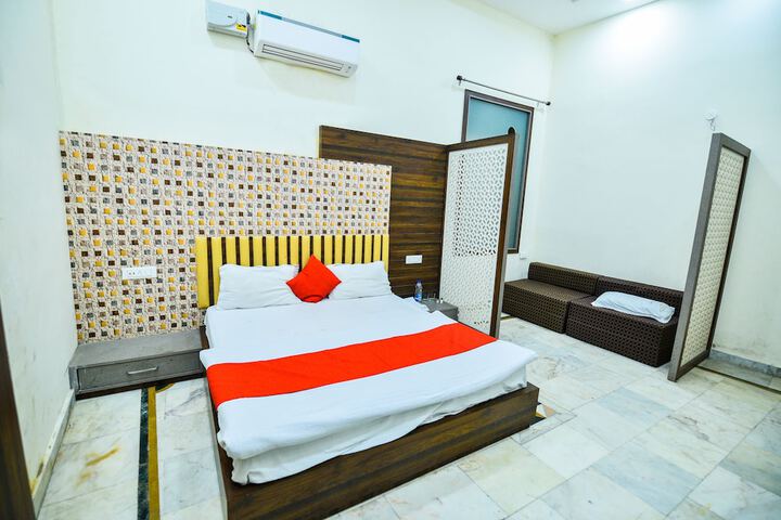 Room 6 of 16