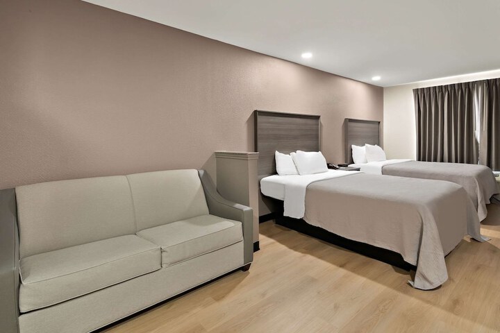 2 Queen Beds (3 of 17)