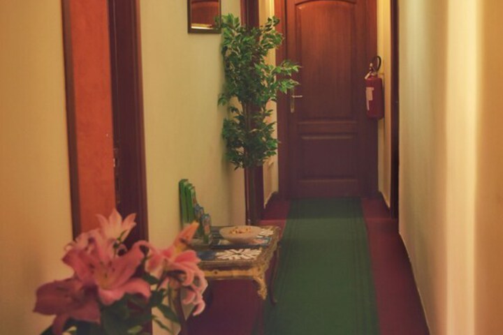 Ballroom/Hall 25 of 27