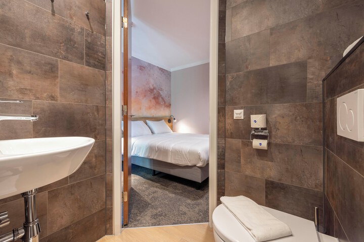 Room 20 of 42