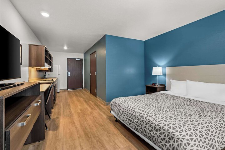 1 Queen Bed (7 of 13)