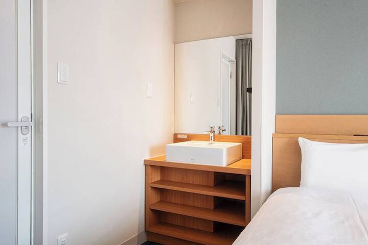Room 9 of 42
