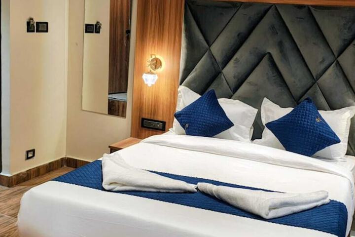 Room 8 of 9