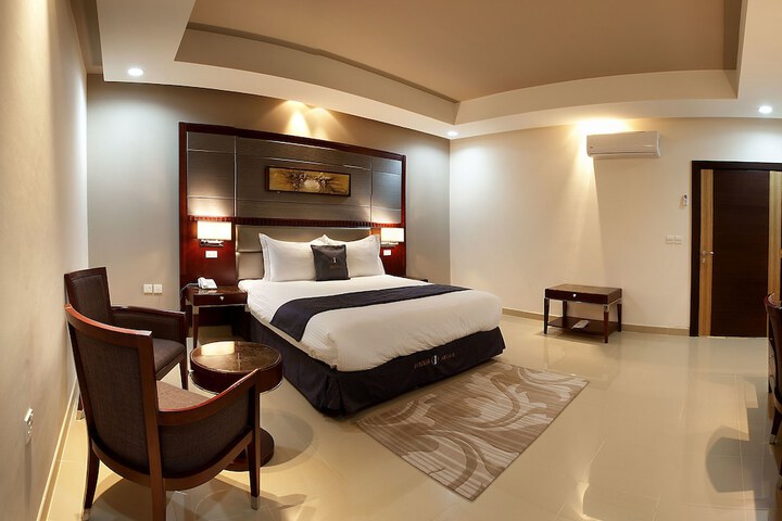 Room 8 of 33