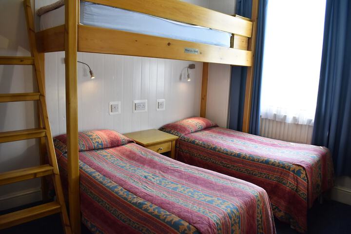 Room 13 of 40