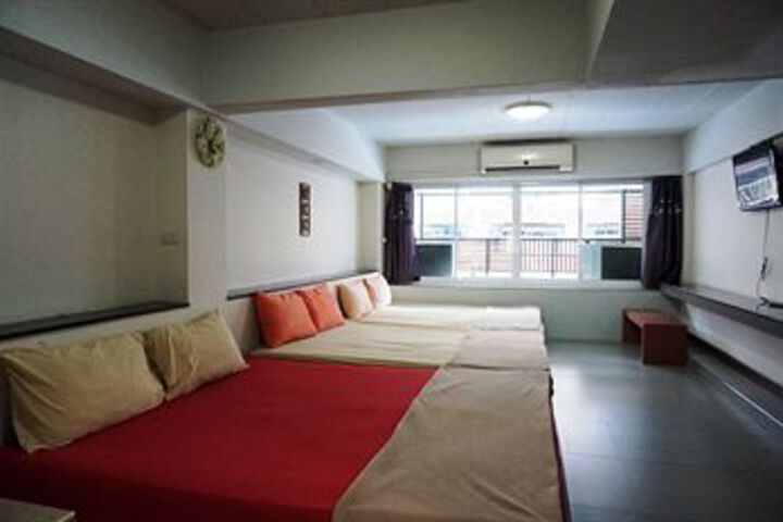 Room 4 of 8