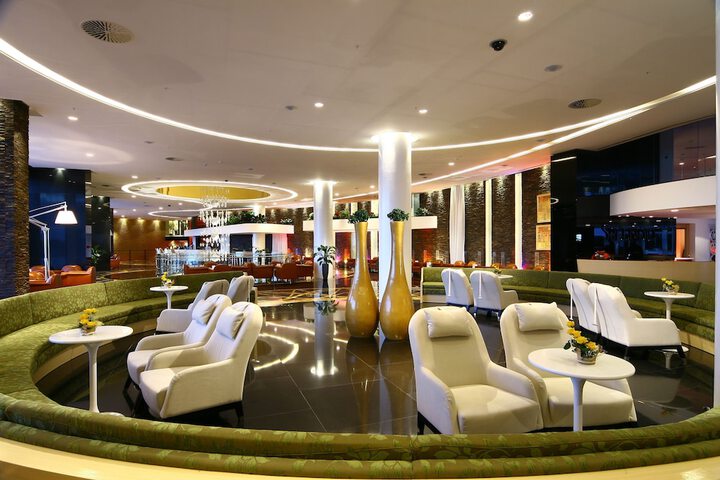Lounge 74 of 94