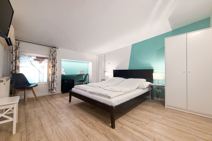 Room 16 of 38