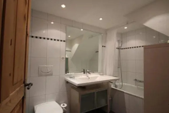 Room 4 of 13