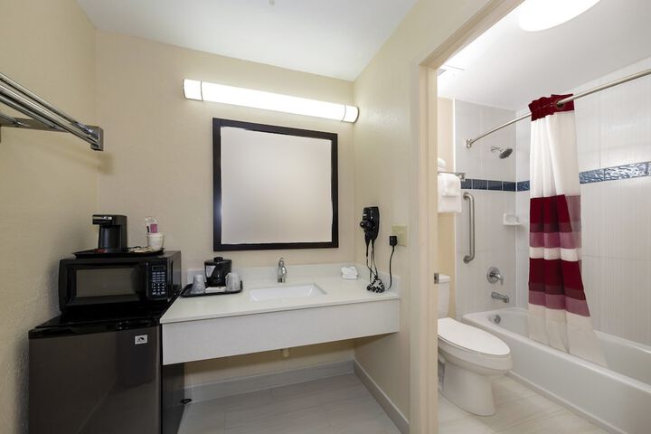 Deluxe King Bed Accessible (1 of 16)