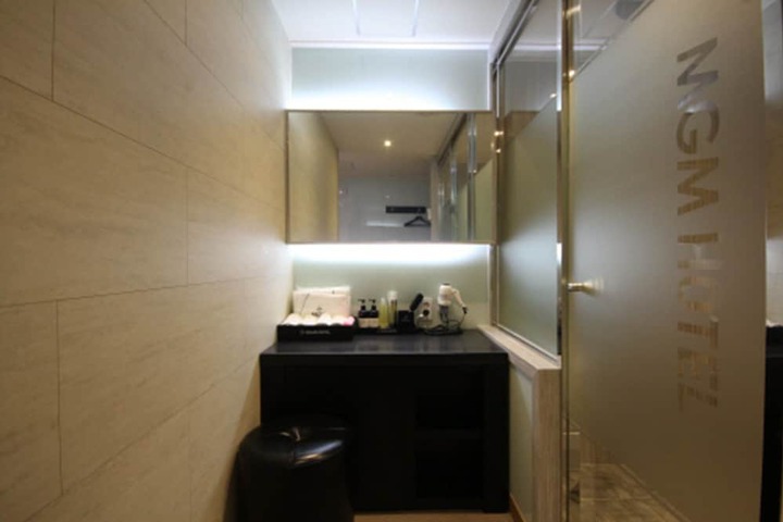 Room 30 of 43