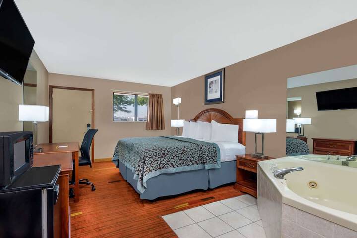1 King Bed (2 of 17)