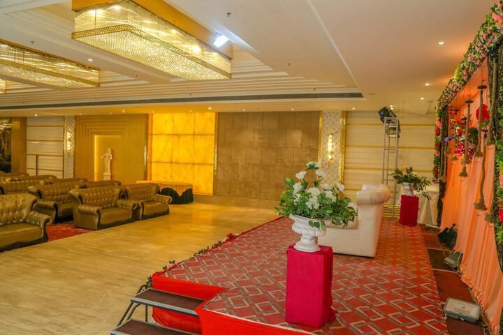 Ballroom/Hall 16 of 17