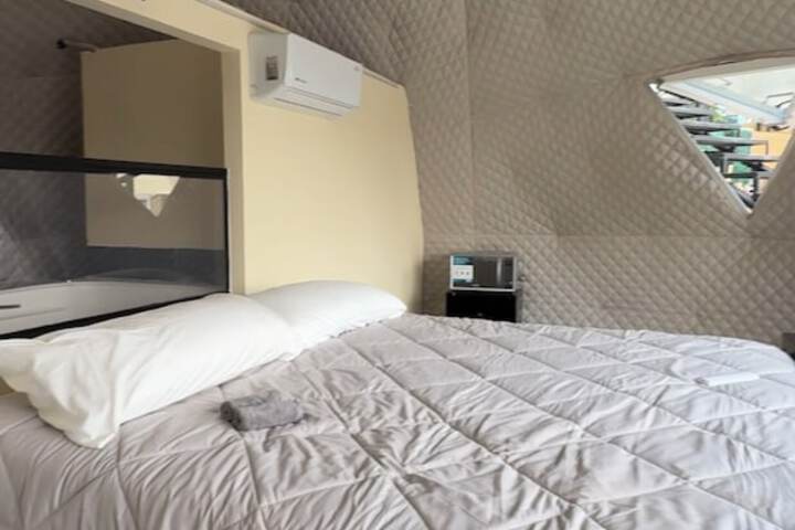 Room 2 of 77