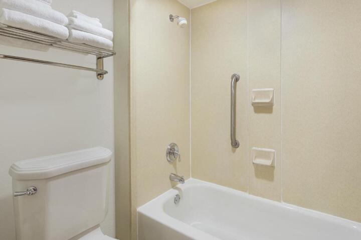 1 Queen Bed (6 of 9)