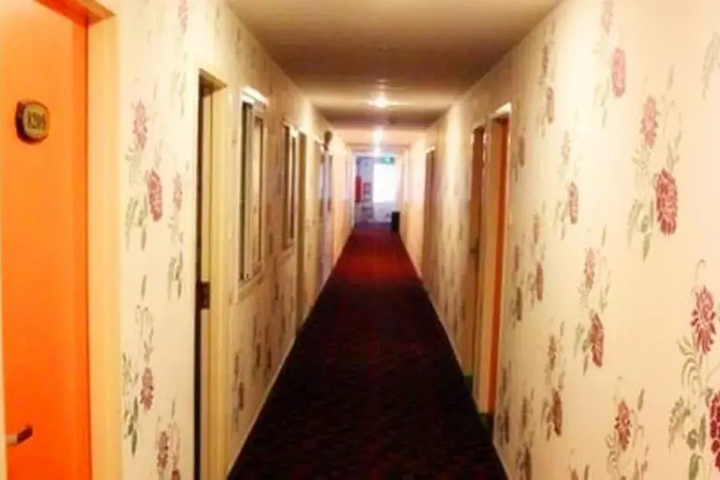 Room 4 of 7