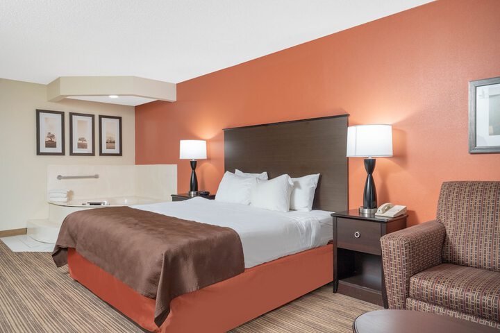 Deluxe Room 1 King Bed (1 of 2)