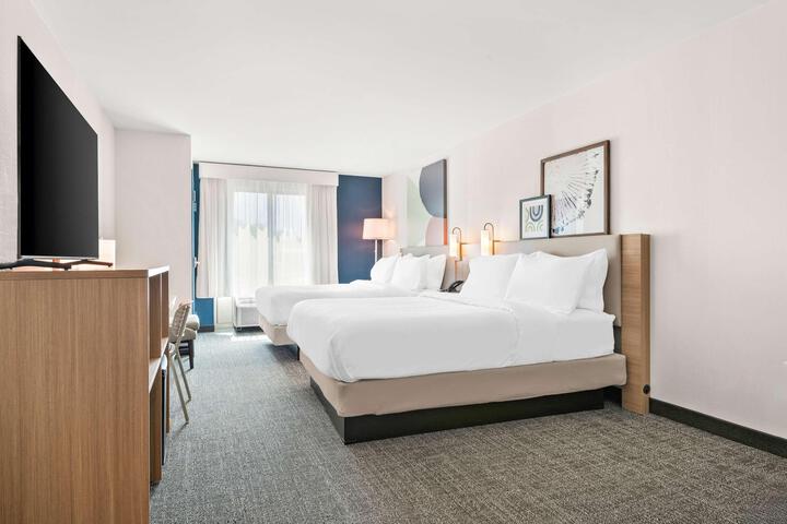 2 Queen Beds (12 of 13)