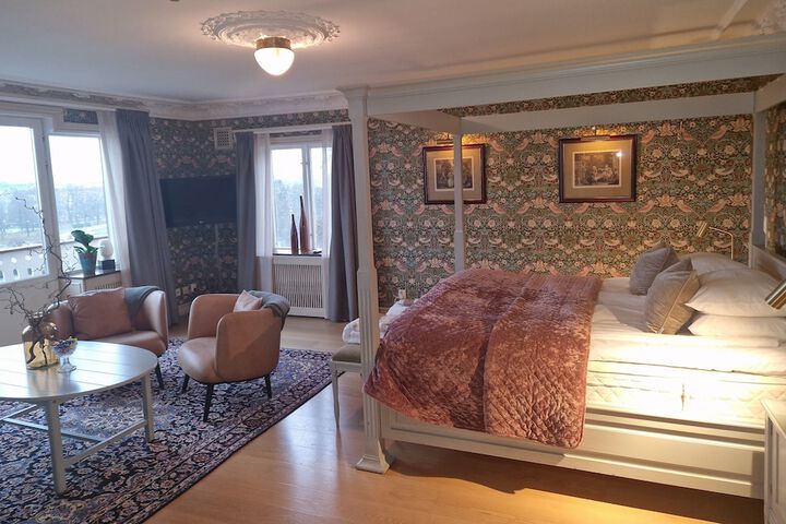 Room 6 of 18