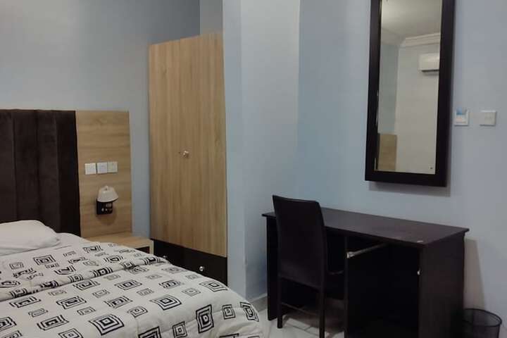 Room 17 of 34