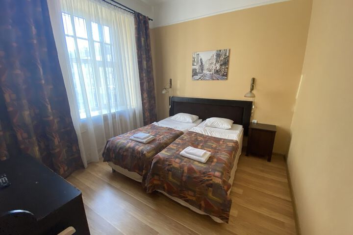 Room 106 of 272