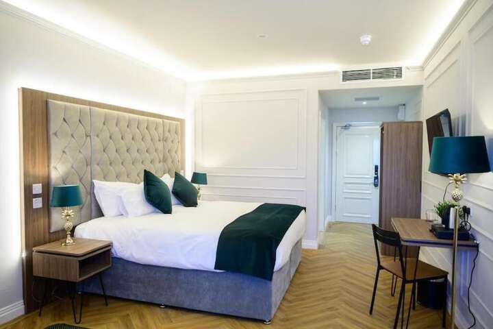 Room 5 of 25