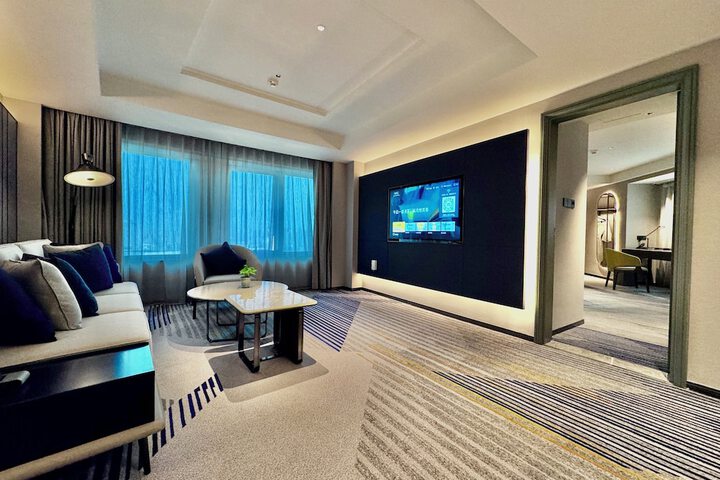 Room 34 of 111