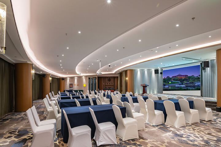 Ballroom/Hall 105 of 132