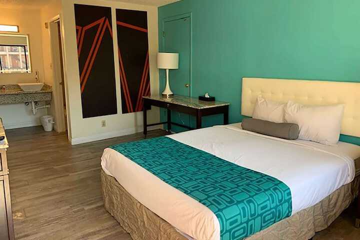 1 Queen Bed (5 of 13)