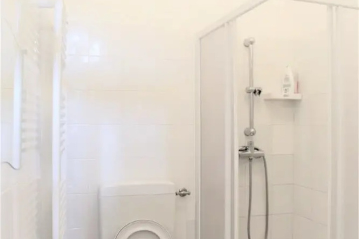 Room 6 of 10