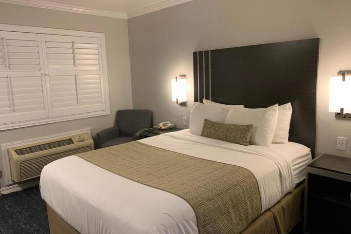 1 Queen Bed (14 of 16)
