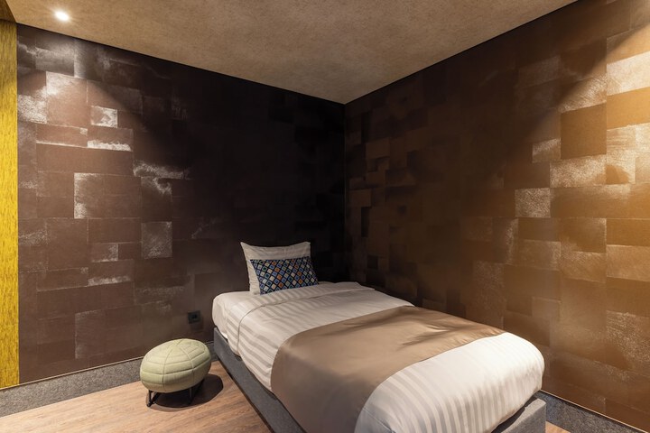 Room 10 of 33