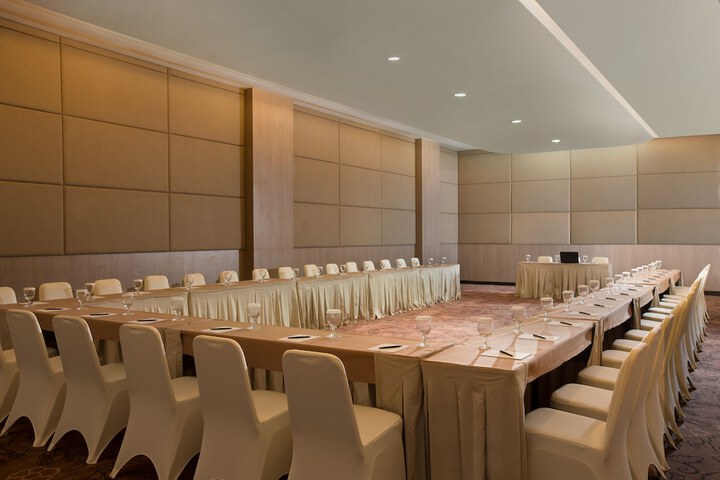 Ballroom/Hall 18 of 33