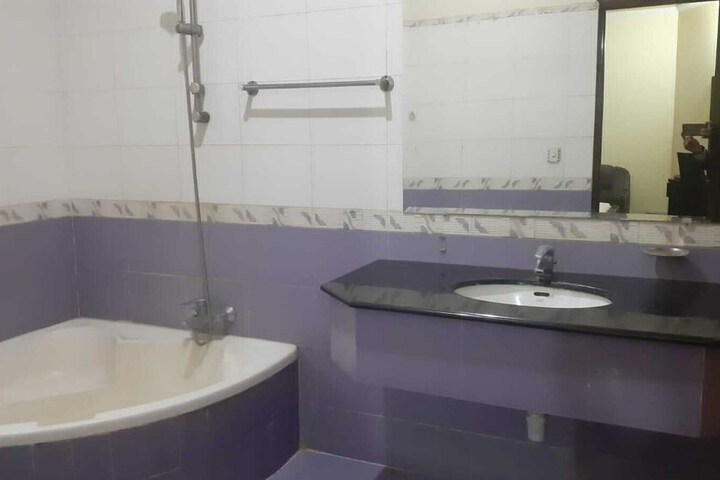 Room 6 of 8