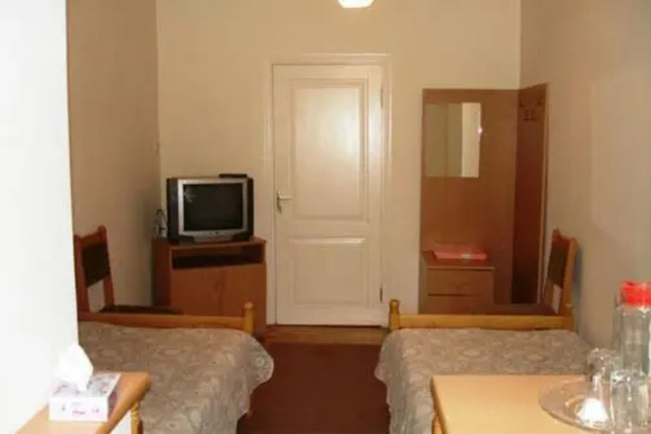 Room 5 of 11