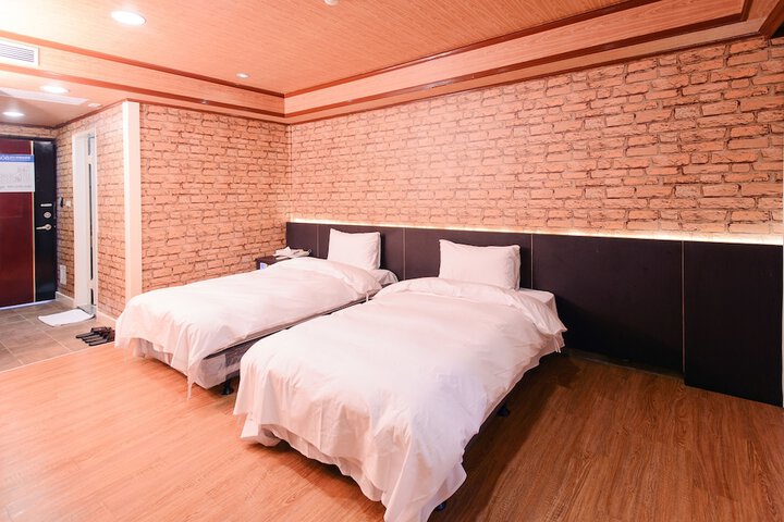 Room 43 of 67