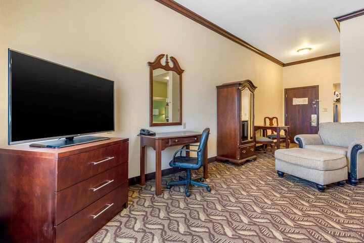 Suite King Bed Accessible (8 of 11)