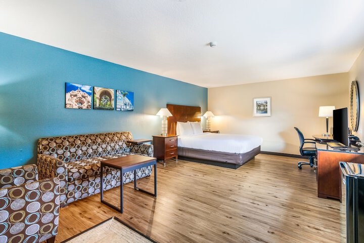 1 King Bed Accessible (6 of 10)
