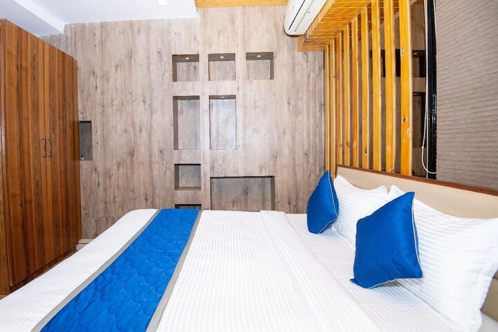 Room 10 of 16