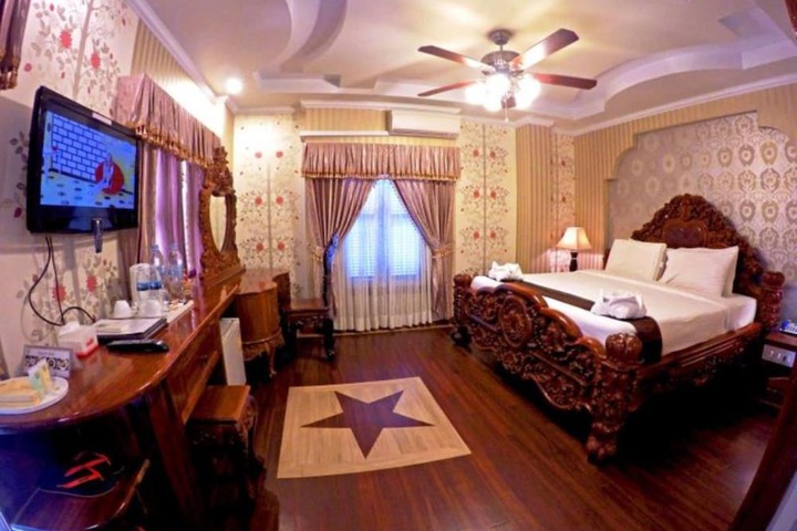 Room 9 of 34