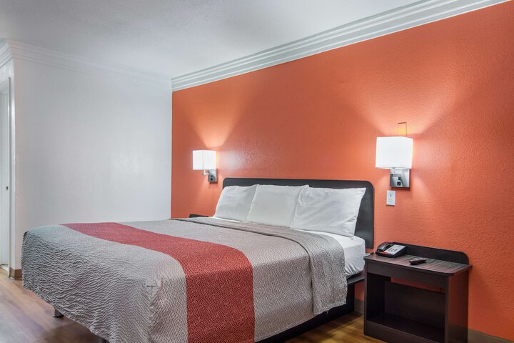 Deluxe Room 1 King Bed Refrigerator, Microwave (7 of 12)