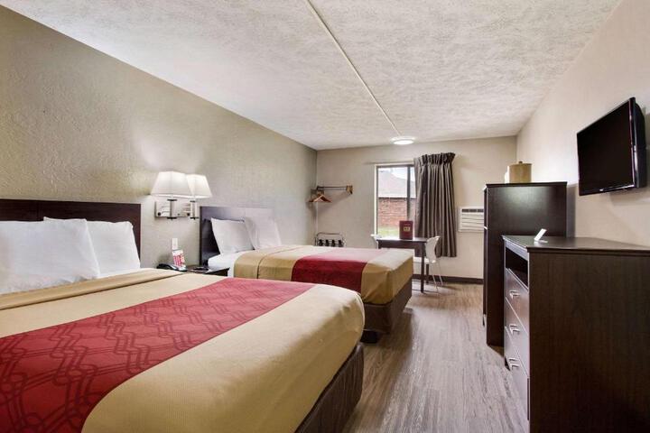 1 Queen Bed (12 of 13)