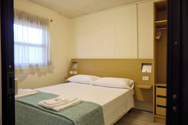 Room 44 of 190