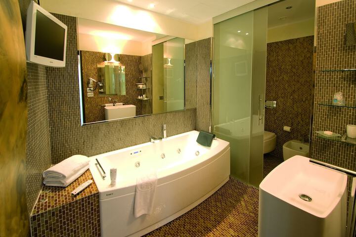 Room 42 of 94