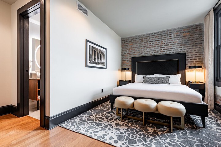 Room 52 of 341
