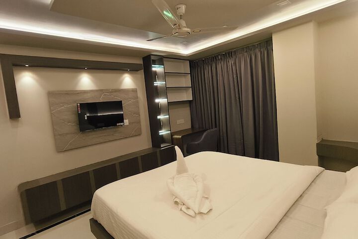 Room 6 of 12