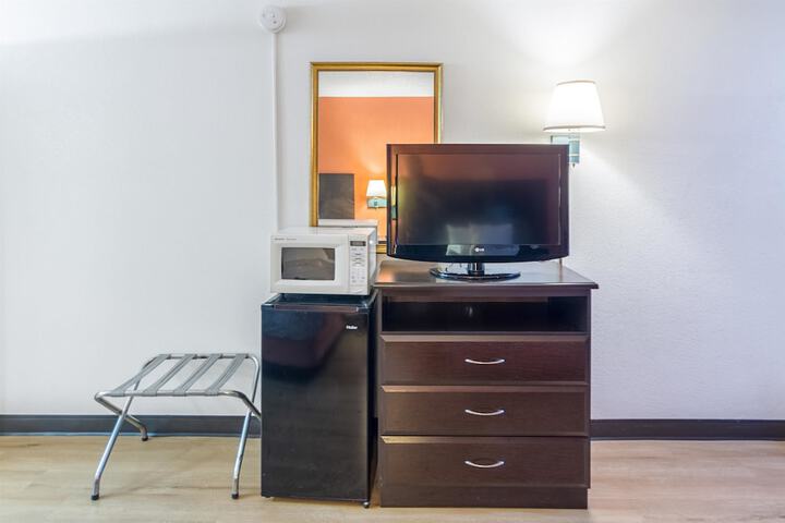 1 Queen Bed (1 of 16)
