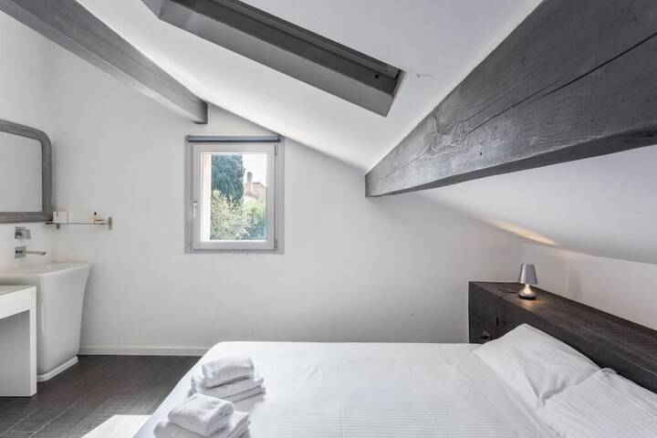 Room 3 of 9