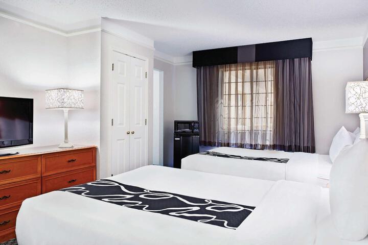 2 Double Beds (6 of 8)