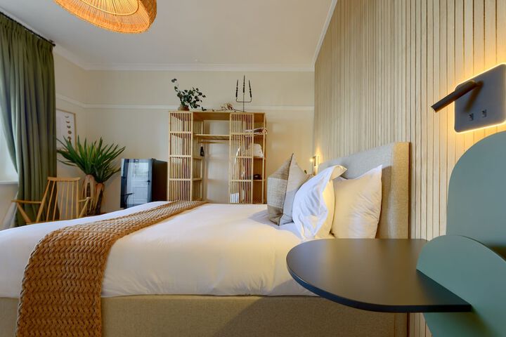 Room 6 of 27